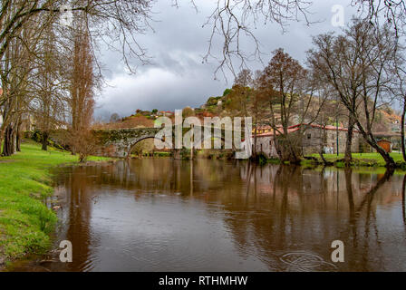 Vieux pont au-dessus de la ville, rivière Arnoia, dans la ville médiévale de Allariz, Espagne Banque D'Images