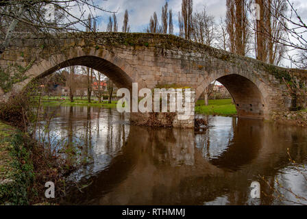 Vieux pont au-dessus de la ville, rivière Arnoia, dans la ville médiévale de Allariz, Espagne Banque D'Images