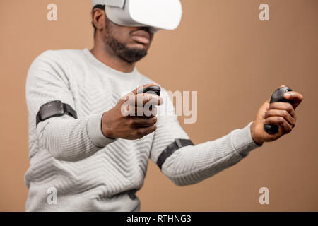 L'Homme à lunettes VR est maintenant les jeux 3D jeu, mais l'humanité se trouve au seuil d'une ère nouvelle de contrôler les objets dans la réalité virtuelle de la real worl Banque D'Images