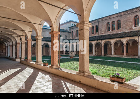 Cloître de l'église San Lorenzo (tempio San Lorenzo), un lieu de culte catholique à Vicenza, construit dans le style gothique - Vicenza, Italie Banque D'Images