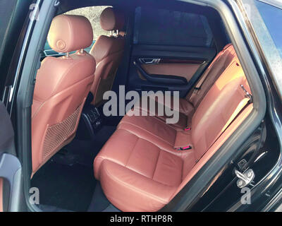 Voiture de luxe de détails de l'intérieur. Planche de bord et le volant Banque D'Images