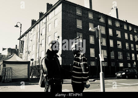 Deux hommes noirs sur coin de rue, à l'Est de la rue du marché, Walworth, le sud de Londres, au Royaume-Uni. Banque D'Images