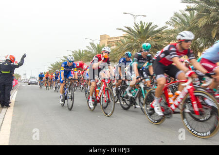 Les cyclistes vu racing lors de la sixième étape de la course cycliste professionnelle seulement au Moyen-Orient qui a été achevé à Jabal Siae Mountain à Ras Al Khaimah. L'étape de 180 km a commencé à Ajman et terminé à Jabal Siae Mountain. L'actuel chef de l'équipe de Primoz Roglic était-Jumbo VISMA. Banque D'Images