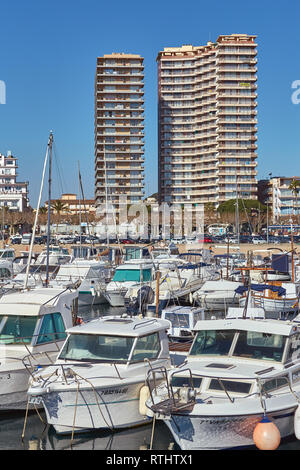 Les petits bateaux dans le port de Palamos en espagnol Costa Brava en Catalogne. Contexte Les deux plus grand bâtiment de la ville. 02. 23. 2019 Espagne Banque D'Images