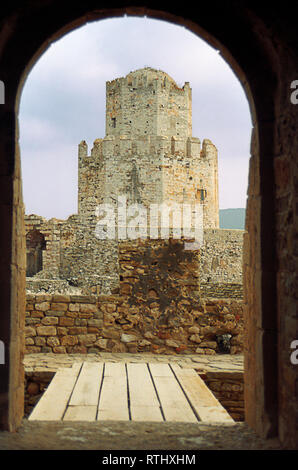 La porte de la mer l'entrée au château de Lovran, Messenia, Grèce, avec la tour fortifiée sur l'îlot de Boúrtzi au-delà Banque D'Images