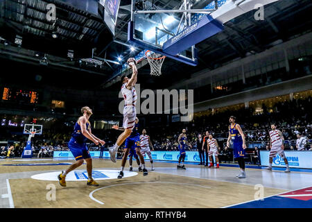 # 15 Kaleb Tarczewski vu en action lors d'AX Armani Exchange Olimpia Milan contre Khimki Moscow dans la Turkish Airlines 2018/2019 Saison régulière ligue Euro Tour 25 match. Olimpia Milan a gagné 90-88. Banque D'Images