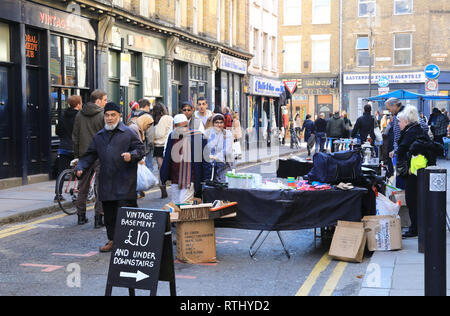 Sur les étals de rue, partie de Cheshire Dimanche Brick Lane Market, à Bethnal Green, du Bangladesh, de l'est Londres, Royaume-Uni Banque D'Images