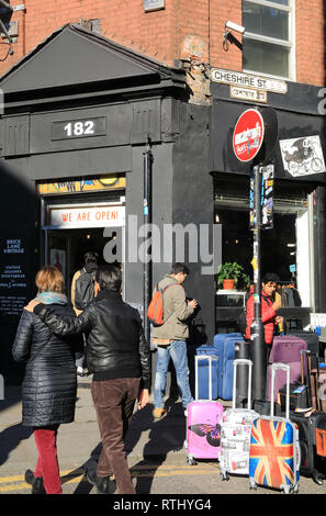 Boutiques et étals sur Cheshire Street, partie de dimanche Brick Lane Market, à Bethnal Green, du Bangladesh, de l'est Londres, Royaume-Uni Banque D'Images