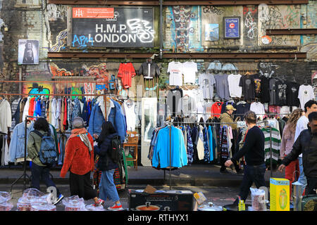 Vêtements vintage et de bonnes affaires sur Sclater Street, partie de Brick Lane, marché du dimanche dans l'Est de Londres, UK Banque D'Images