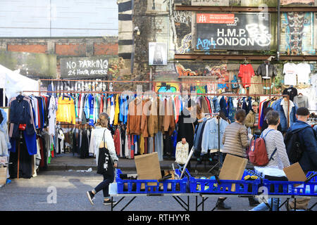 Vêtements vintage et de bonnes affaires sur Sclater Street, partie de Brick Lane, marché du dimanche dans l'Est de Londres, UK Banque D'Images