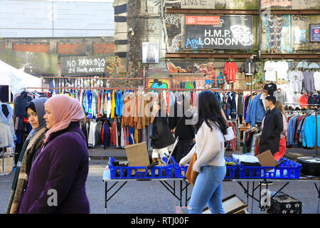 Vêtements vintage et de bonnes affaires sur Sclater Street, partie de Brick Lane, marché du dimanche dans l'Est de Londres, UK Banque D'Images