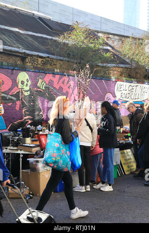 Vêtements vintage et de bonnes affaires sur Sclater Street, partie de Brick Lane, marché du dimanche dans l'Est de Londres, UK Banque D'Images