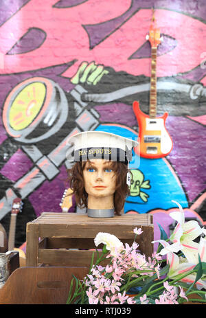 Vêtements vintage et de bonnes affaires sur Sclater Street, partie de Brick Lane, marché du dimanche dans l'Est de Londres, UK Banque D'Images