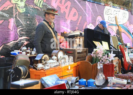 Vêtements vintage et de bonnes affaires sur Sclater Street, partie de Brick Lane, marché du dimanche dans l'Est de Londres, UK Banque D'Images