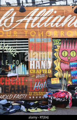 Vêtements vintage et de bonnes affaires sur Sclater Street, partie de Brick Lane, marché du dimanche dans l'Est de Londres, UK Banque D'Images