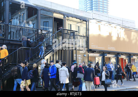 Boxpark à Bethnal Green, un conteneur d'expédition pop-up mall, pour la mode et, boutiques et cafés, London, UK Banque D'Images