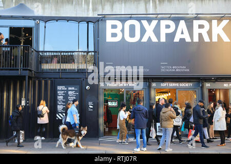 Boxpark Shoreditch à Bethnal Green, un conteneur d'expédition pop-up mall, pour la mode et, boutiques et cafés, London, UK Banque D'Images