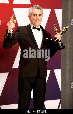 Meilleur Réalisateur, Meilleur Film en langue étrangère, et de la meilleure photographie lauréate pour 'Roma' Alfonso Cuaron, pose dans la salle de presse avec ses Oscars lors de la 91e assemblée annuelle de l'Academy Awards Kodak Theater à Hollywood, Californie le 24 février 2019. Banque D'Images