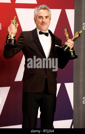 Meilleur Réalisateur, Meilleur Film en langue étrangère, et de la meilleure photographie lauréate pour 'Roma' Alfonso Cuaron, pose dans la salle de presse avec ses Oscars lors de la 91e assemblée annuelle de l'Academy Awards Kodak Theater à Hollywood, Californie le 24 février 2019. Banque D'Images