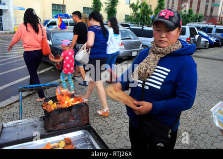 Barbecue, Chinqqis Khan square, Oulan Bator, Mongolie Banque D'Images