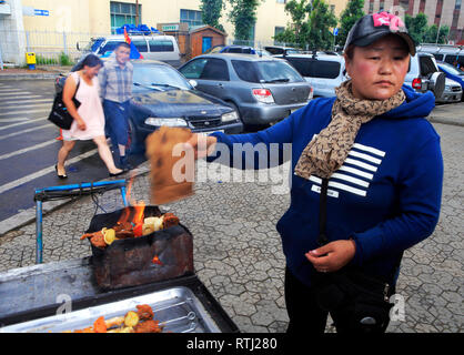 Barbecue, Chinqqis Khan square, Oulan Bator, Mongolie Banque D'Images