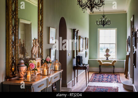 Table console recouvert de marbre réalisés par Jeremy Nieboet Banque D'Images