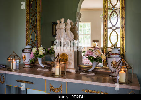 Table console recouvert de marbre réalisés par Jeremy Nieboet Banque D'Images