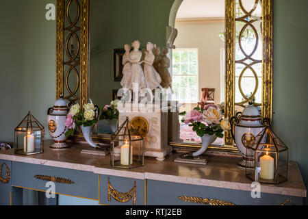 Table console recouvert de marbre réalisés par Jeremy Nieboet Banque D'Images