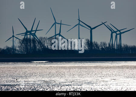 Ferme éolienne, éoliennes, côte de la mer du Nord, mer des Wadden, dans le district de Wittmund, Ostfriesland,Frise orientale, Basse-Saxe, Allemagne, Banque D'Images