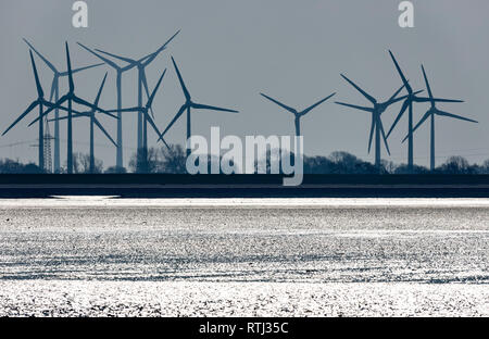 Ferme éolienne, éoliennes, côte de la mer du Nord, mer des Wadden, dans le district de Wittmund, Ostfriesland,Frise orientale, Basse-Saxe, Allemagne, Banque D'Images