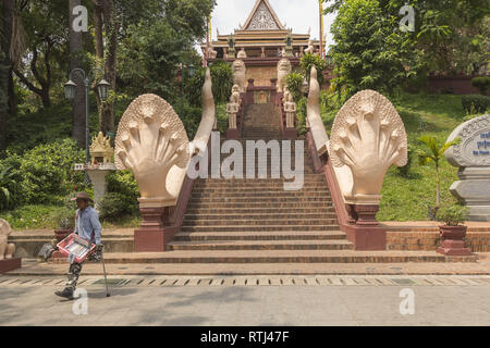 Entrée du Wat Phnom à Phnom Penh, Cambodge Banque D'Images