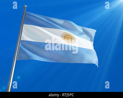 L'Argentine de brandir le drapeau national sur le poteau contre Deep blue sky background. La Haute Définition Banque D'Images