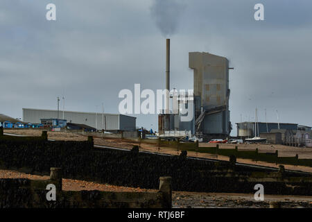 Paysage avec des agrégats de Whitstable Brett en usine, Kent, Angleterre, Royaume-Uni, Europe Banque D'Images