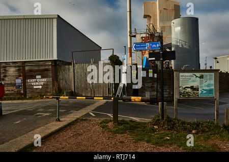 Paysage avec des agrégats de Whitstable Brett en usine, Kent, Angleterre, Royaume-Uni, Europe Banque D'Images