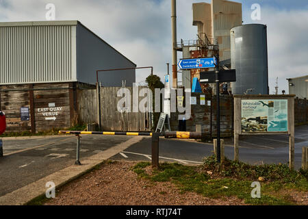 Paysage avec des agrégats de Whitstable Brett en usine, Kent, Angleterre, Royaume-Uni, Europe Banque D'Images