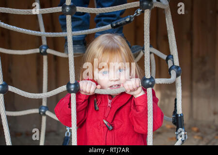 Fille jouant sur une corde site web Banque D'Images