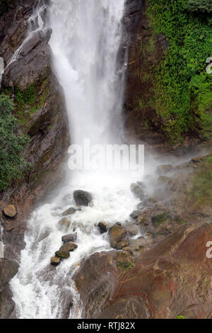 Bhote Kosi (Rongshar Tsangpo) Rivière, montagne cascade, Araniko Highway, Vallée de Katmandou, Népal Banque D'Images