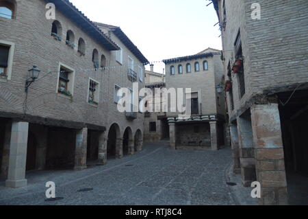 Rafael Ayerbe Square avec ses jolies fenêtres cintrées et Soportals à Alquezar quables. Les paysages, la nature, l'histoire, l'architecture. 28 Décembre, 2014. La fresneda, Banque D'Images