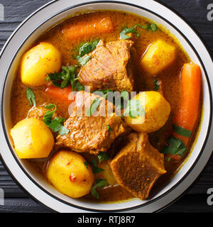 Ragoût d'agneau à la lente légumes et épices close-up dans un bol sur la table. haut Vue de dessus Banque D'Images