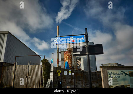 Paysage côtier avec Brett Kent usine agrégats dans l'arrière-plan sur la côte du Kent, Whitstable, Angleterre, Royaume-Uni Banque D'Images