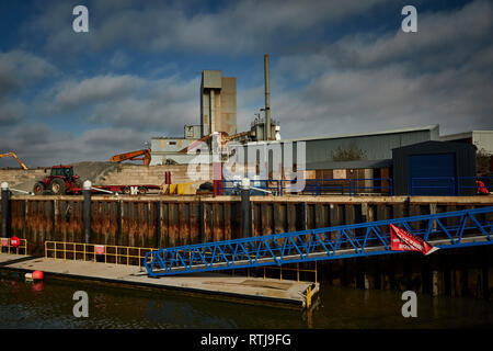 Paysage côtier avec Brett Kent usine agrégats dans l'arrière-plan sur la côte du Kent, Whitstable, Angleterre, Royaume-Uni Banque D'Images