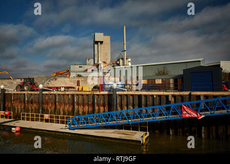 Paysage côtier avec Brett Kent usine agrégats dans l'arrière-plan sur la côte du Kent, Whitstable, Angleterre, Royaume-Uni Banque D'Images