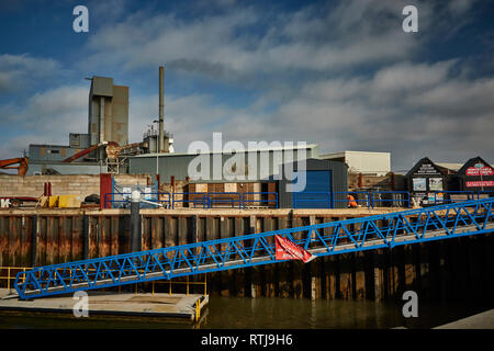 Paysage côtier avec Brett Kent usine agrégats dans l'arrière-plan sur la côte du Kent, Whitstable, Angleterre, Royaume-Uni Banque D'Images