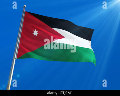 La Jordanie de brandir le drapeau national sur le poteau contre Deep blue sky background. La Haute Définition Banque D'Images