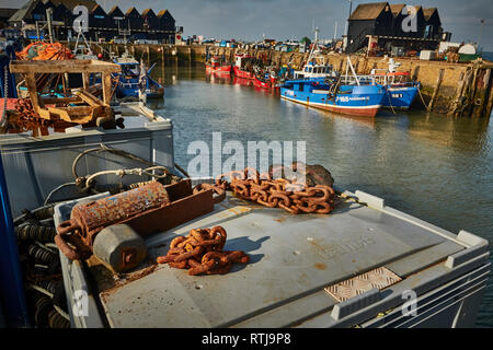 Bateaux dans la zone portuaire de Whitstable Kent, Angleterre, Royaume-Uni, Europe Banque D'Images