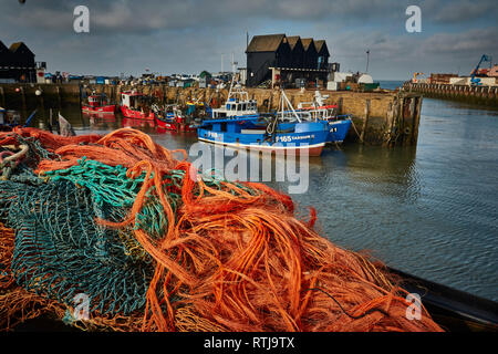 Bateaux dans la zone portuaire de Whitstable Kent, Angleterre, Royaume-Uni, Europe Banque D'Images