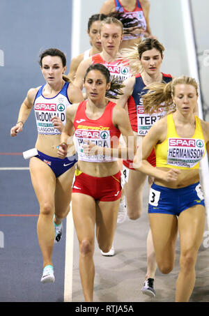 La société britannique Sarah McDonald (à gauche) dans le 1500m femmes 3 la chaleur au cours de la première journée de l'Indoor d'athlétisme à l'Emirates Arena, Glasgow. Banque D'Images