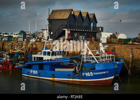 Bateaux dans la zone portuaire de Whitstable Kent, Angleterre, Royaume-Uni, Europe Banque D'Images