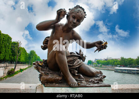 Sculpture d'un enfant sur le Pont Alexandre III pont de Paris holding cadenas. France Banque D'Images