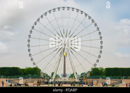 Paysage avec une grande roue dans le jardin des Tuileries à Paris. France Banque D'Images